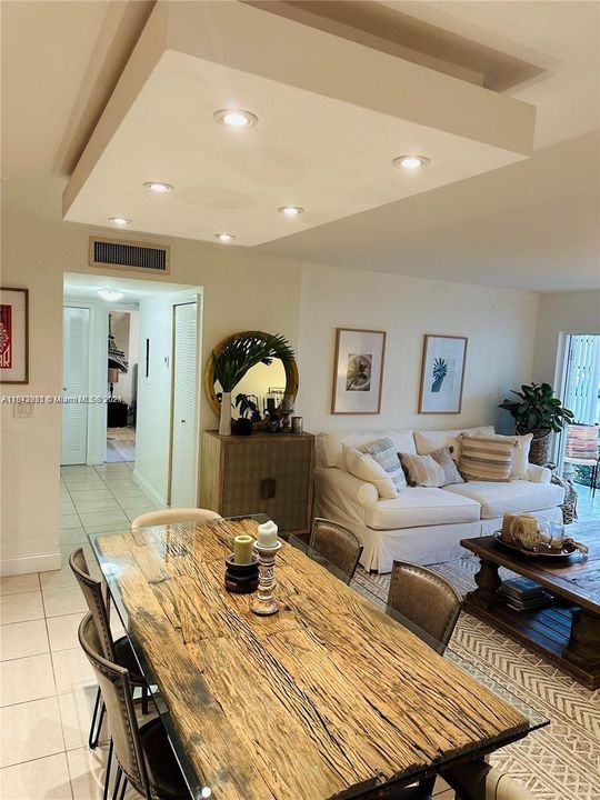 Active With Contract: $950 (1 beds, 1 baths, 835 Square Feet)