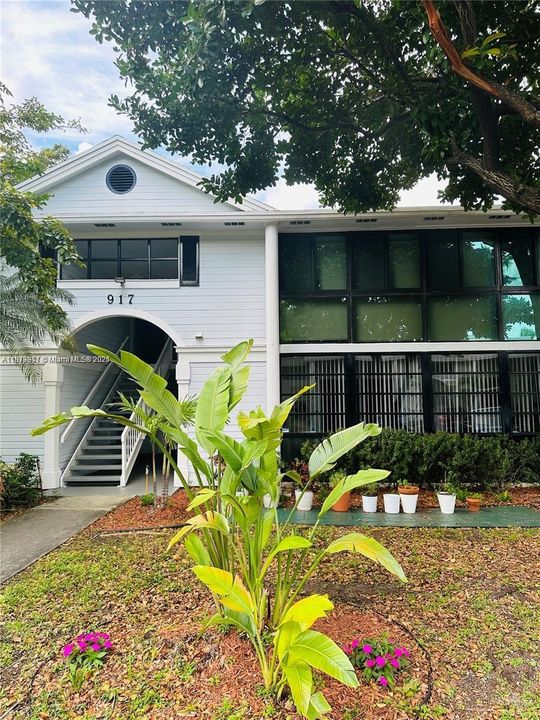 Active With Contract: $950 (1 beds, 1 baths, 835 Square Feet)