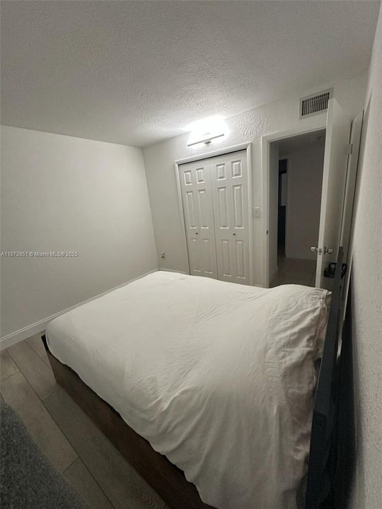 Active With Contract: $950 (1 beds, 1 baths, 835 Square Feet)