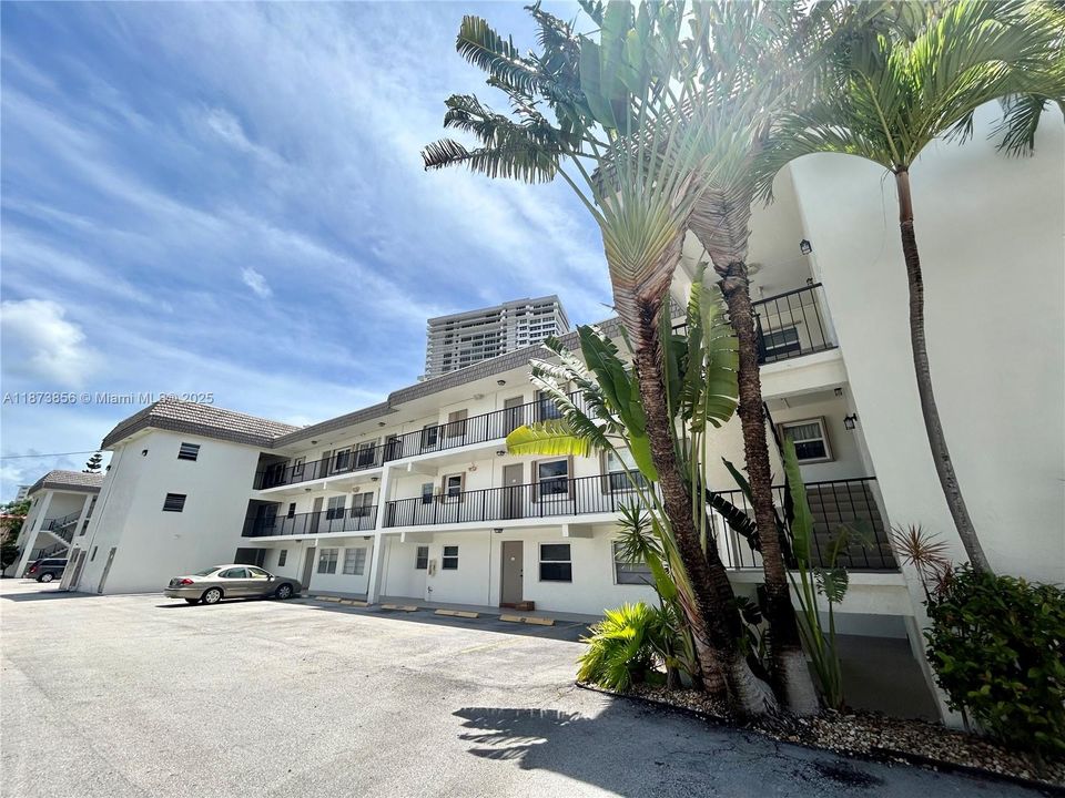 Под контрактом: $2,300 (1 спален, 1 ванн, 680 Квадратных фут)