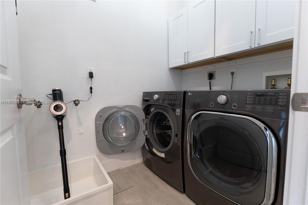 Active With Contract: $920,000 (4 beds, 3 baths, 2442 Square Feet)