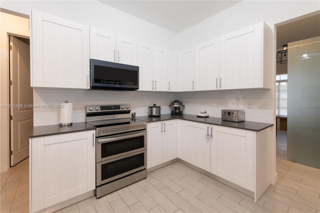 Active With Contract: $920,000 (4 beds, 3 baths, 2442 Square Feet)