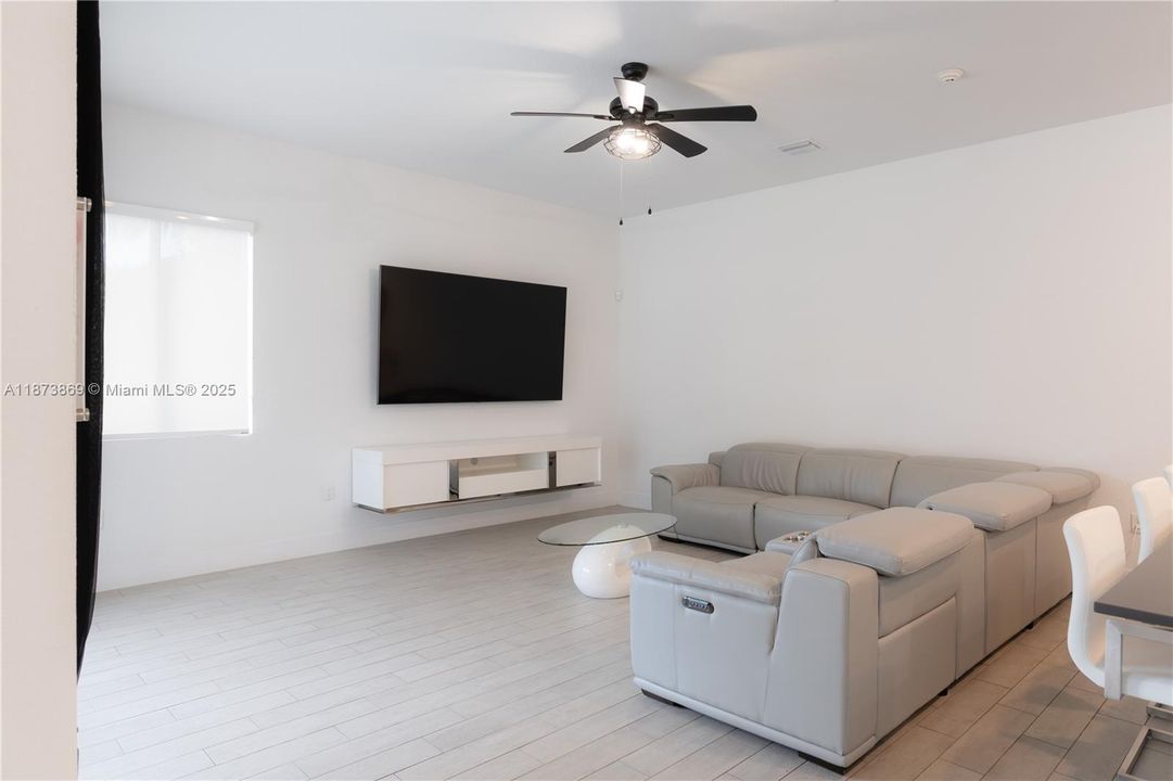 Active With Contract: $920,000 (4 beds, 3 baths, 2442 Square Feet)