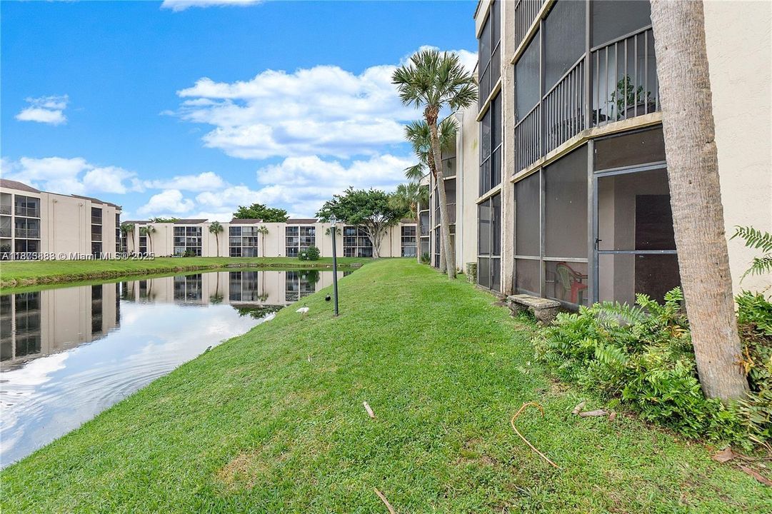 For Sale: $225,000 (2 beds, 2 baths, 820 Square Feet)