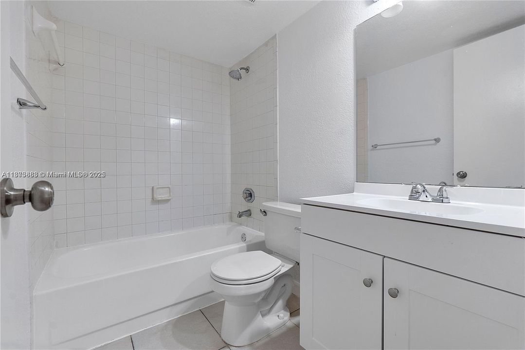 For Sale: $225,000 (2 beds, 2 baths, 820 Square Feet)