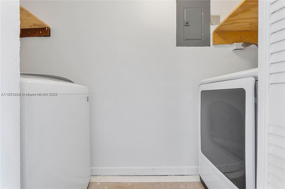 For Sale: $225,000 (2 beds, 2 baths, 820 Square Feet)