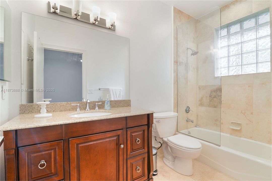 出租: $13,500 (5 贝兹, 4 浴室, 4682 平方英尺)