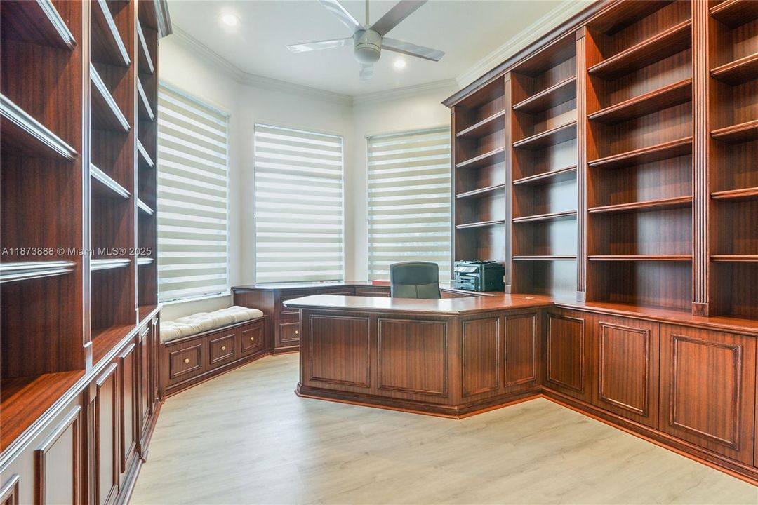 出租: $13,500 (5 贝兹, 4 浴室, 4682 平方英尺)