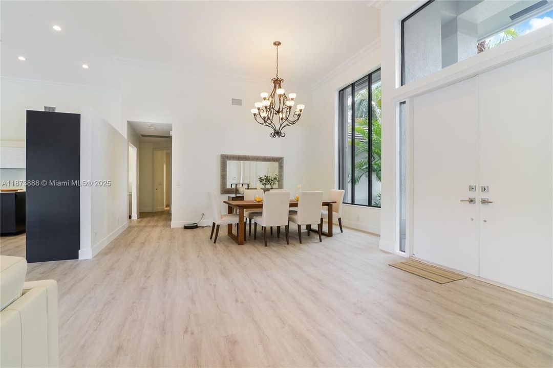 出租: $13,500 (5 贝兹, 4 浴室, 4682 平方英尺)