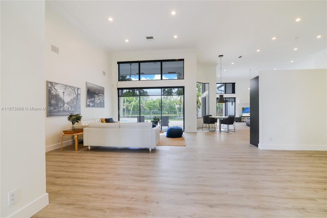 出租: $13,500 (5 贝兹, 4 浴室, 4682 平方英尺)