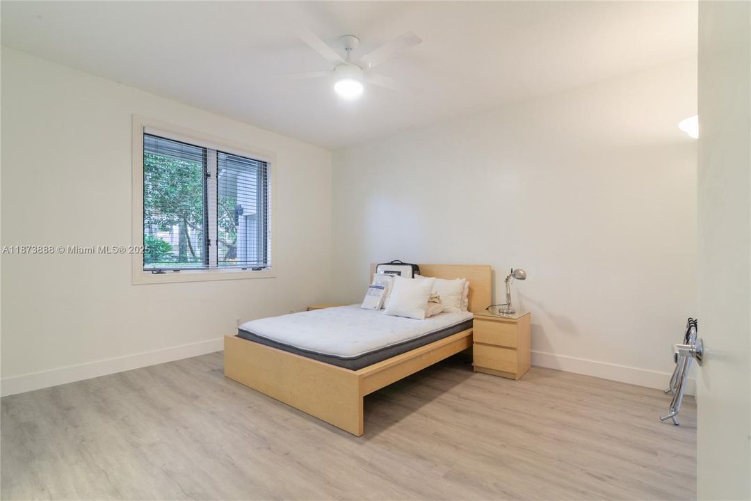 出租: $13,500 (5 贝兹, 4 浴室, 4682 平方英尺)