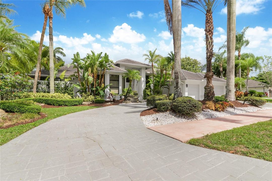 出租: $13,500 (5 贝兹, 4 浴室, 4682 平方英尺)