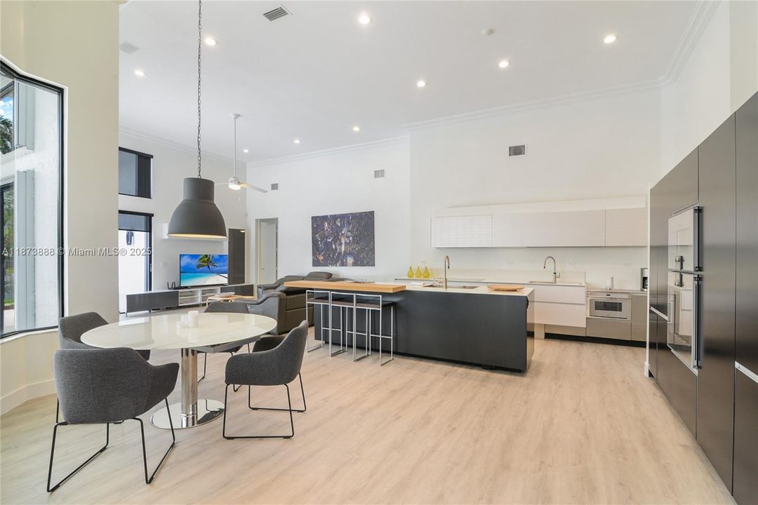 出租: $13,500 (5 贝兹, 4 浴室, 4682 平方英尺)