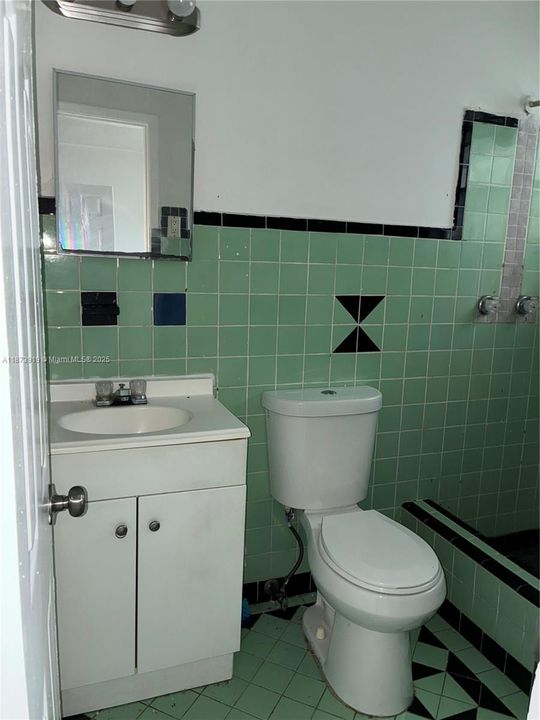 Active With Contract: $1,700 (2 beds, 1 baths, 2143 Square Feet)