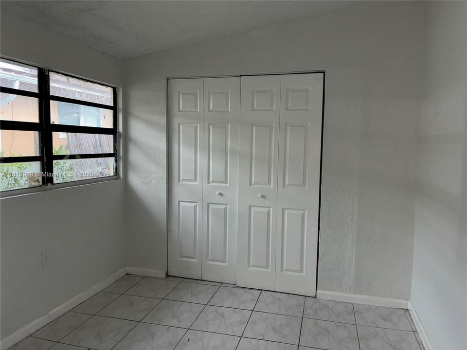 Active With Contract: $1,700 (2 beds, 1 baths, 2143 Square Feet)
