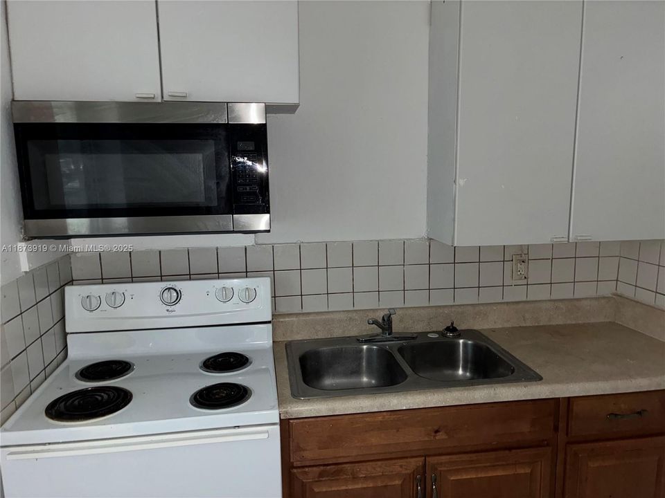 Active With Contract: $1,700 (2 beds, 1 baths, 2143 Square Feet)