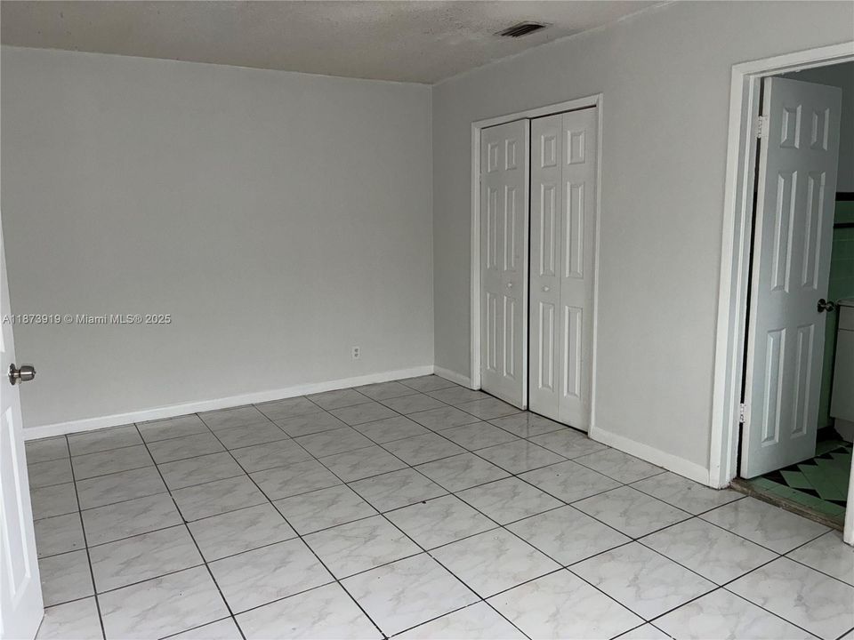 Active With Contract: $1,700 (2 beds, 1 baths, 2143 Square Feet)