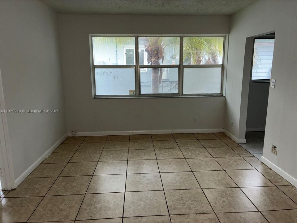Active With Contract: $1,700 (2 beds, 1 baths, 2143 Square Feet)