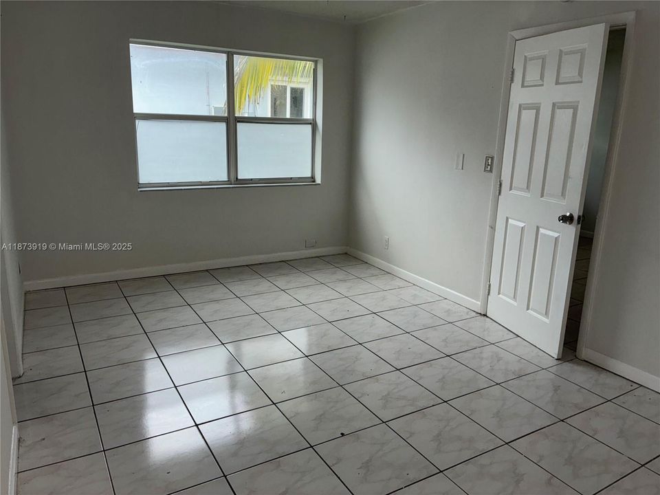 Active With Contract: $1,700 (2 beds, 1 baths, 2143 Square Feet)