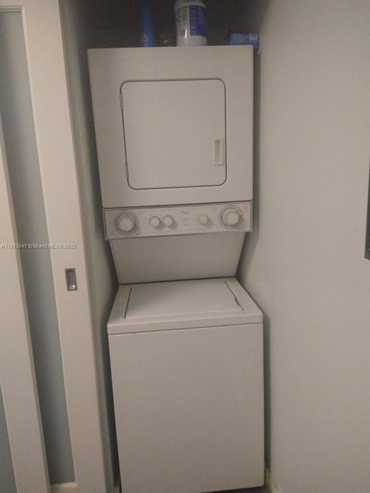 For Sale: $579,999 (1 beds, 1 baths, 962 Square Feet)