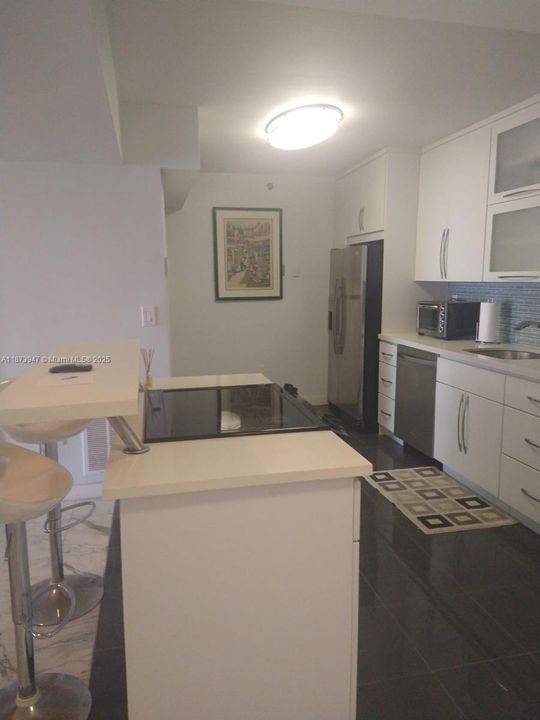 For Sale: $579,999 (1 beds, 1 baths, 962 Square Feet)