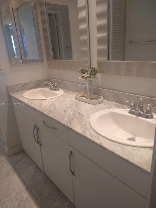 For Sale: $579,999 (1 beds, 1 baths, 962 Square Feet)