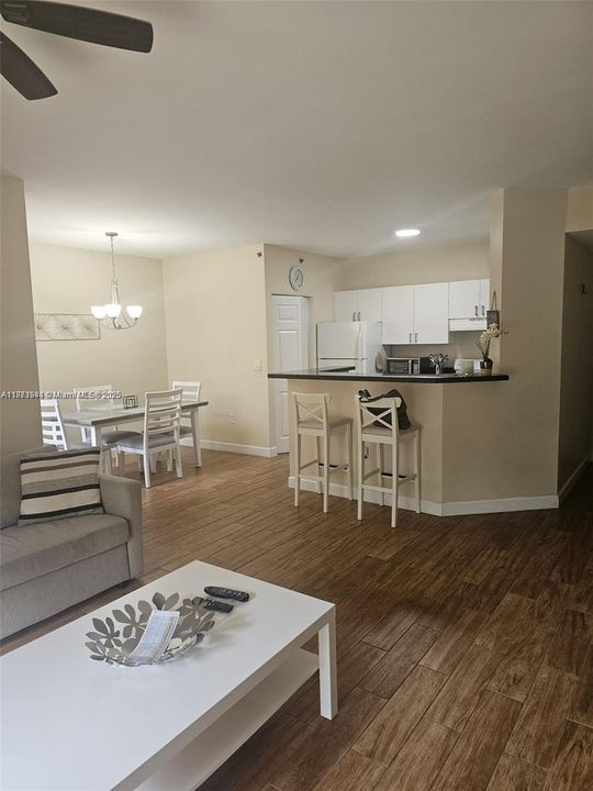 待售: $380,000 (1 贝兹, 1 浴室, 750 平方英尺)