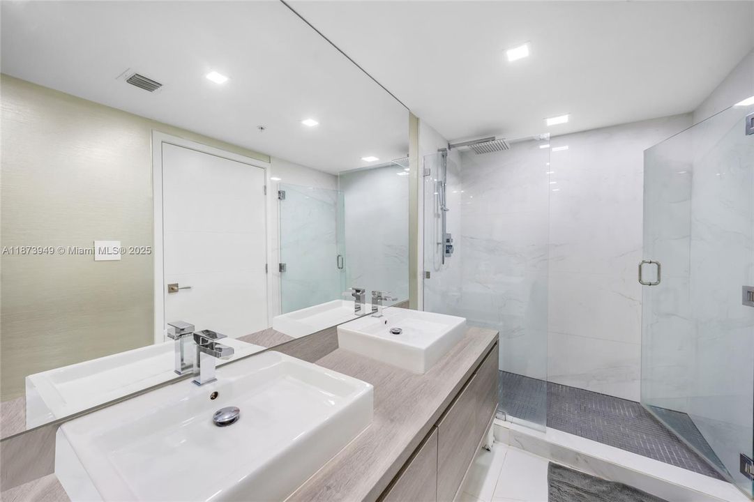 For Sale: $1,220,000 (2 beds, 3 baths, 1690 Square Feet)