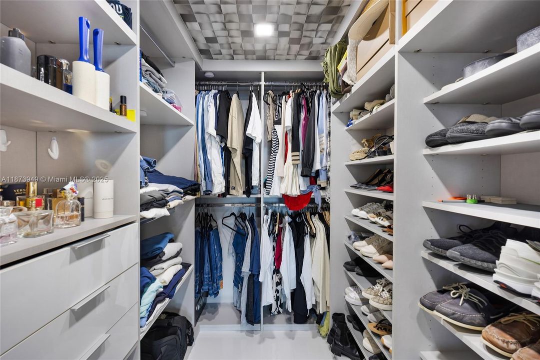 For Sale: $1,220,000 (2 beds, 3 baths, 1690 Square Feet)