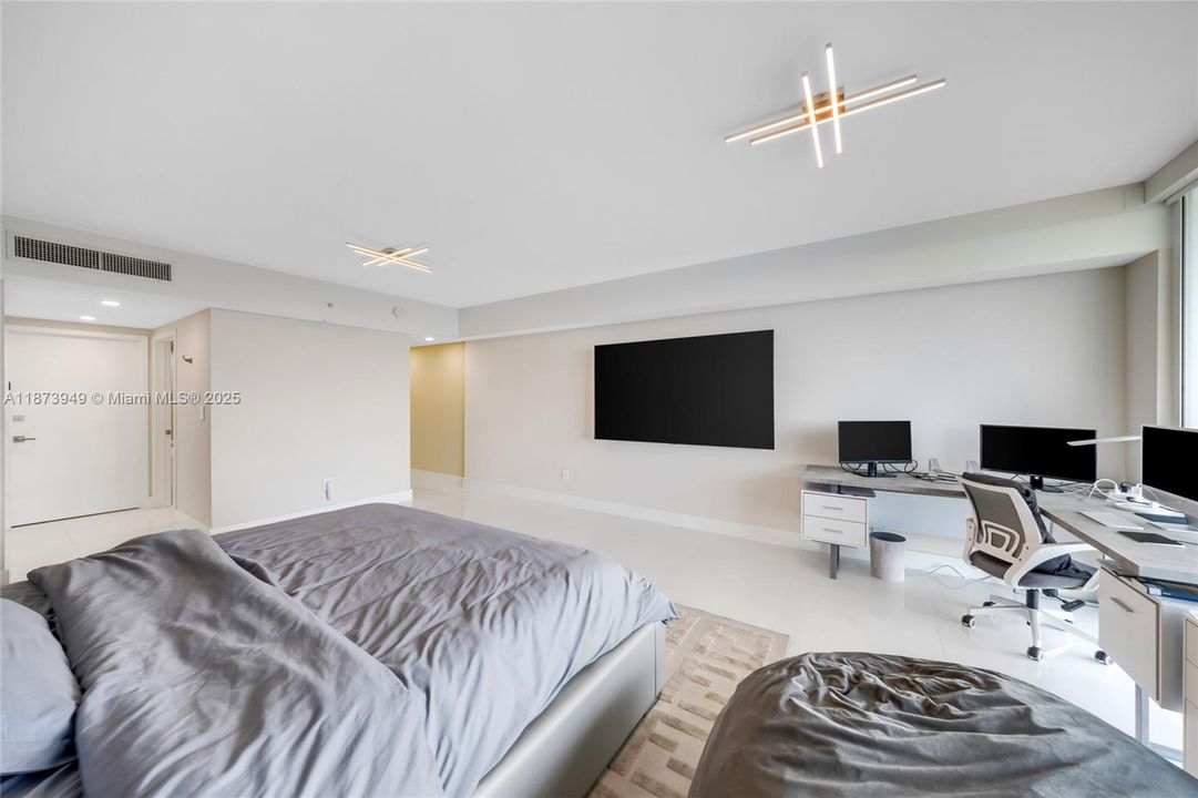 For Sale: $1,220,000 (2 beds, 3 baths, 1690 Square Feet)