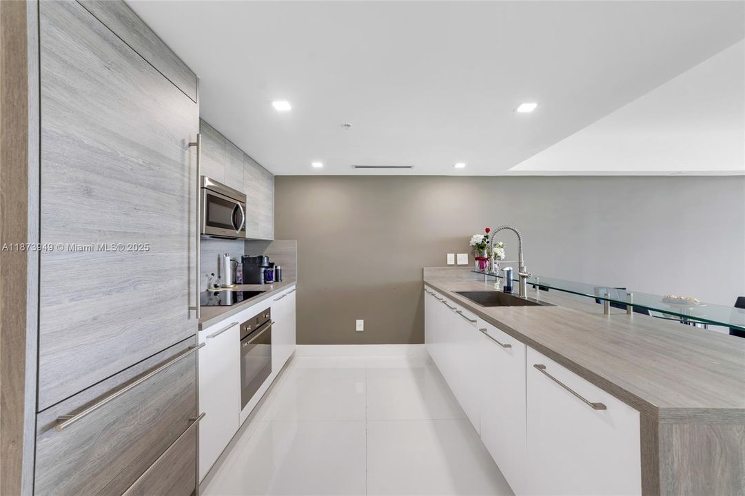 For Sale: $1,220,000 (2 beds, 3 baths, 1690 Square Feet)