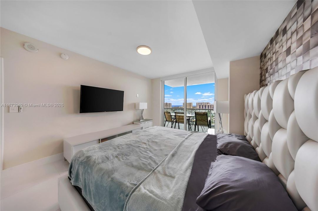 For Sale: $1,220,000 (2 beds, 3 baths, 1690 Square Feet)