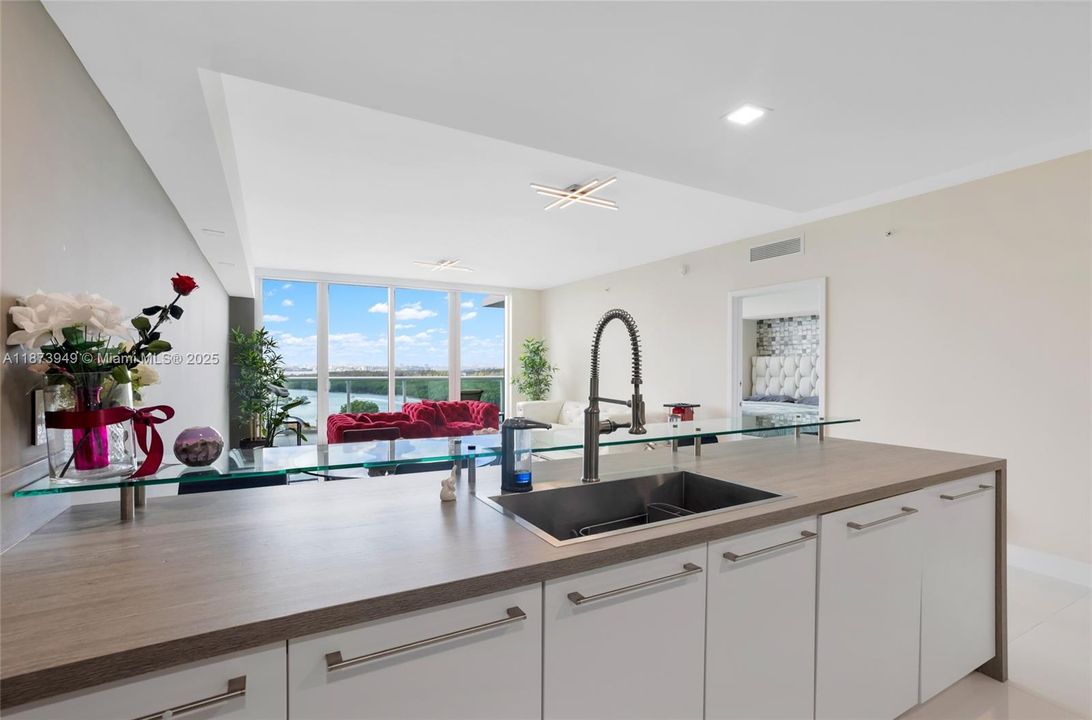 For Sale: $1,220,000 (2 beds, 3 baths, 1690 Square Feet)