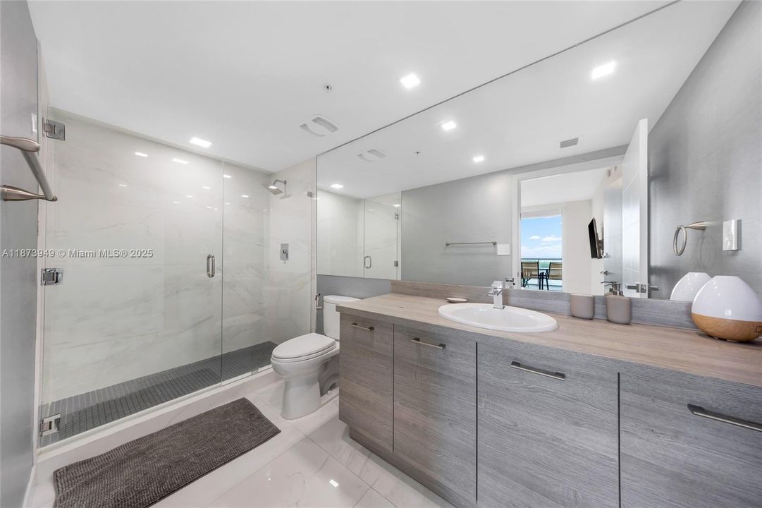 For Sale: $1,220,000 (2 beds, 3 baths, 1690 Square Feet)