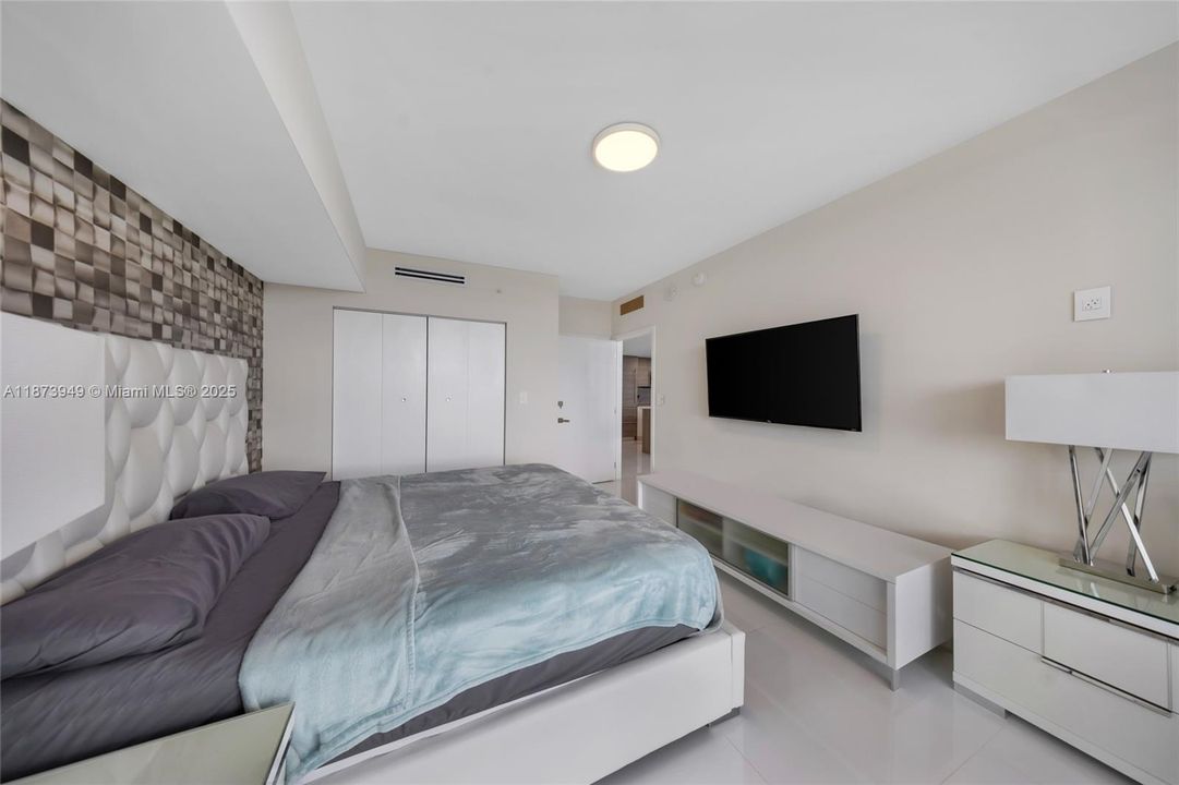 For Sale: $1,220,000 (2 beds, 3 baths, 1690 Square Feet)