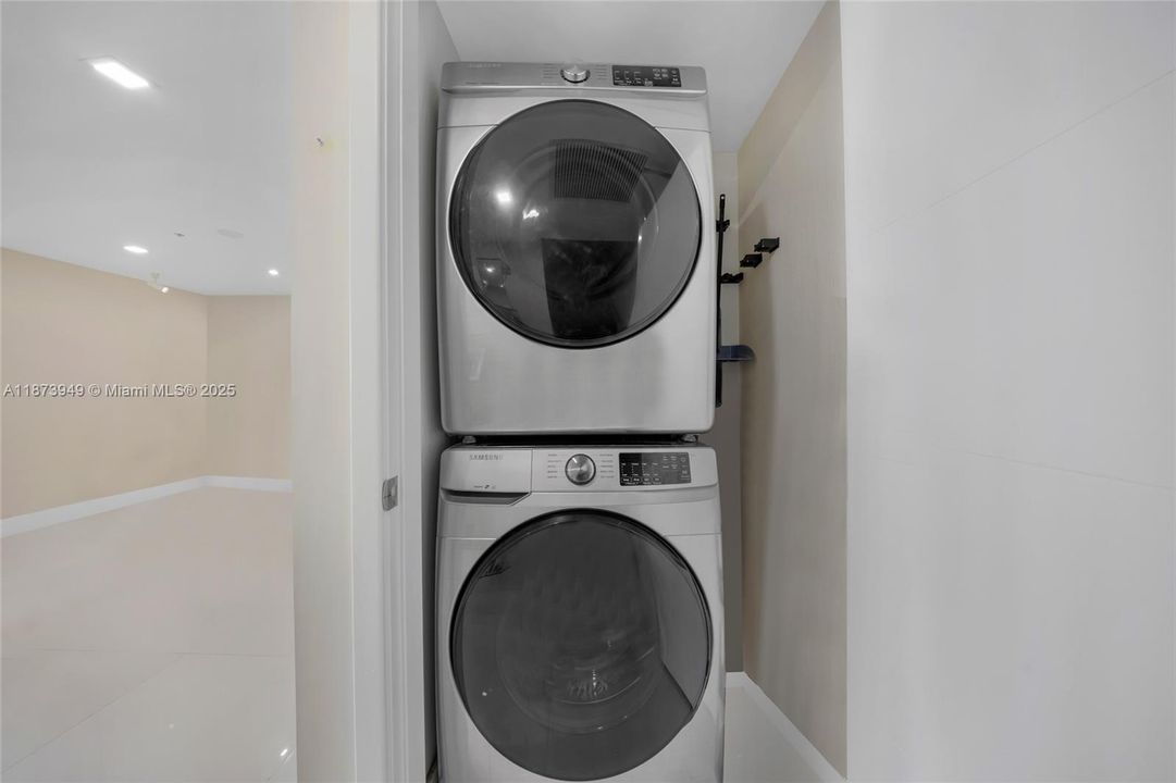 For Sale: $1,220,000 (2 beds, 3 baths, 1690 Square Feet)