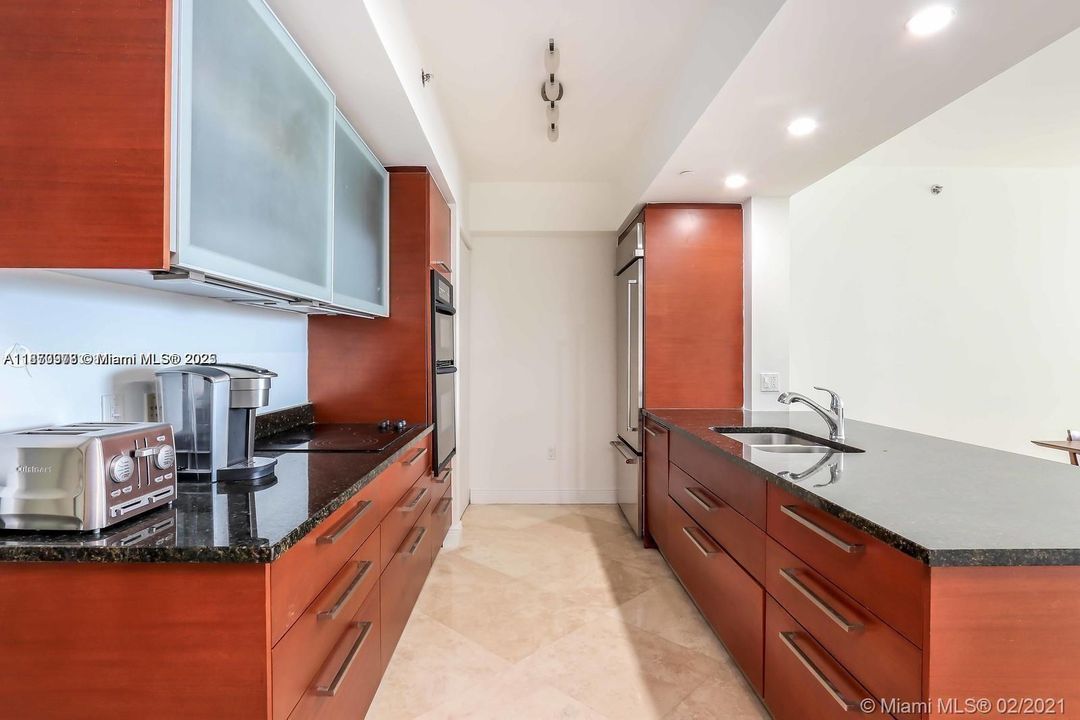 合同活跃: $6,000 (3 贝兹, 3 浴室, 1675 平方英尺)