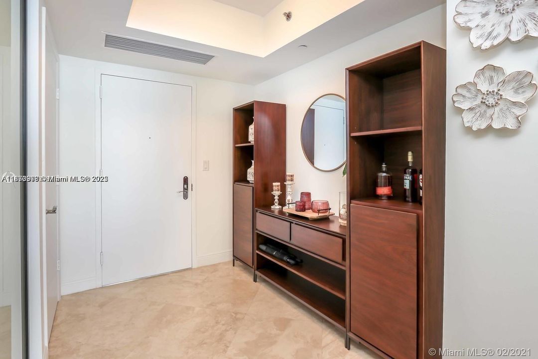 合同活跃: $6,000 (3 贝兹, 3 浴室, 1675 平方英尺)