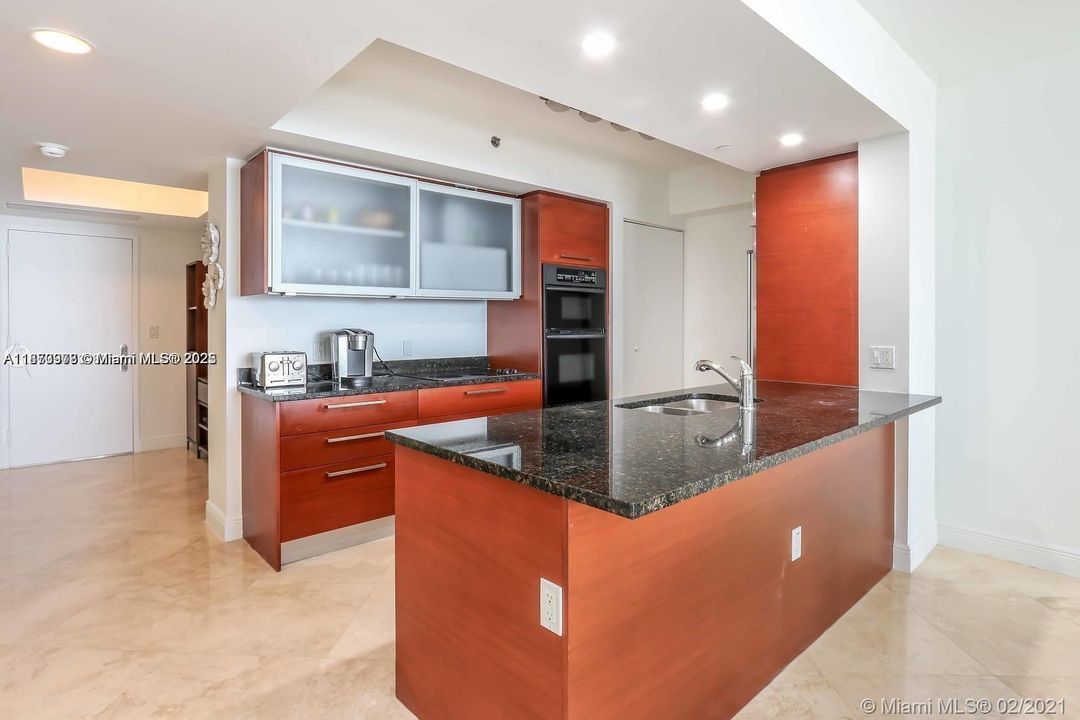 合同活跃: $6,000 (3 贝兹, 3 浴室, 1675 平方英尺)