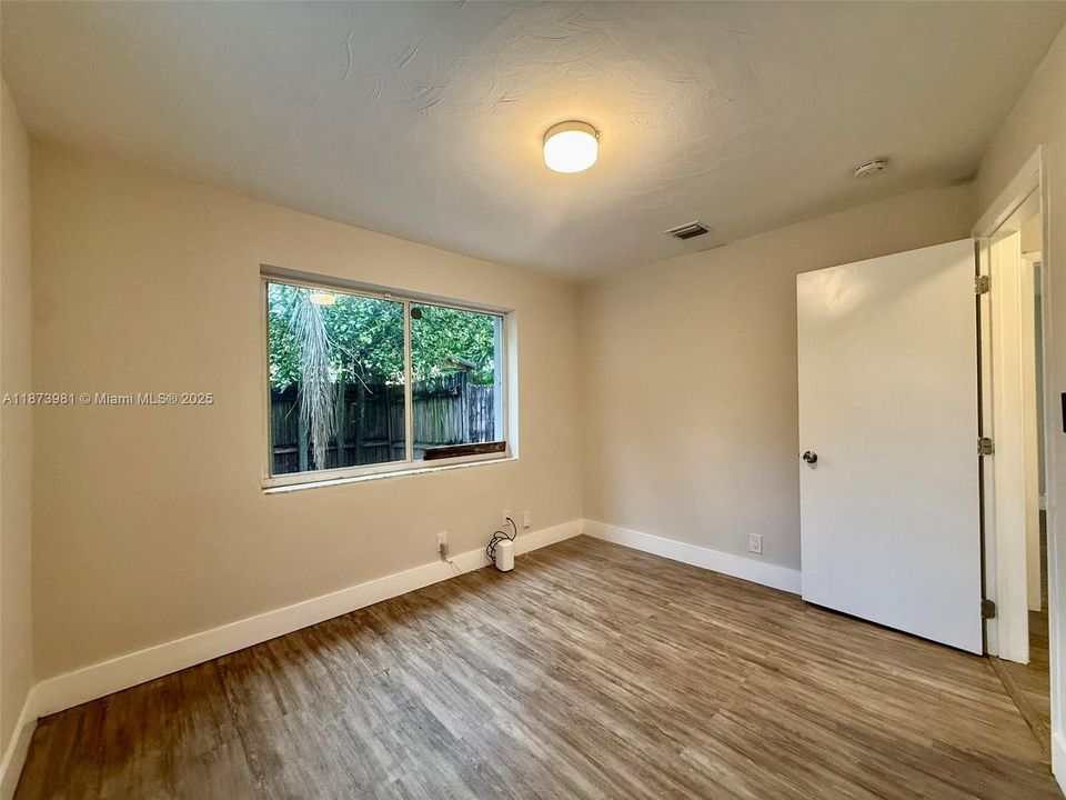 Activo con contrato: $2,800 (3 camas, 1 baños, 893 Pies cuadrados)