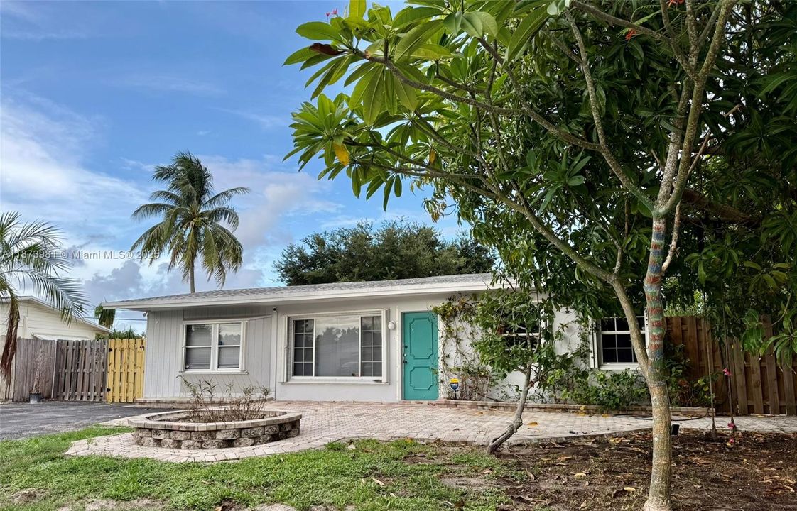 Activo con contrato: $2,800 (3 camas, 1 baños, 893 Pies cuadrados)