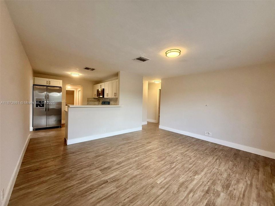 Activo con contrato: $2,800 (3 camas, 1 baños, 893 Pies cuadrados)