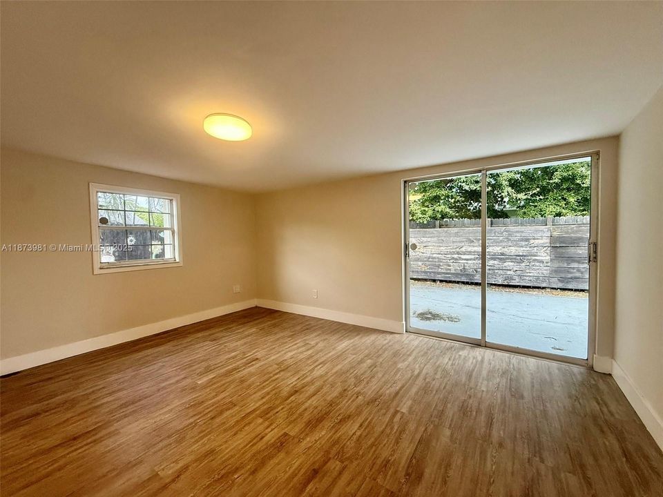 Activo con contrato: $2,800 (3 camas, 1 baños, 893 Pies cuadrados)