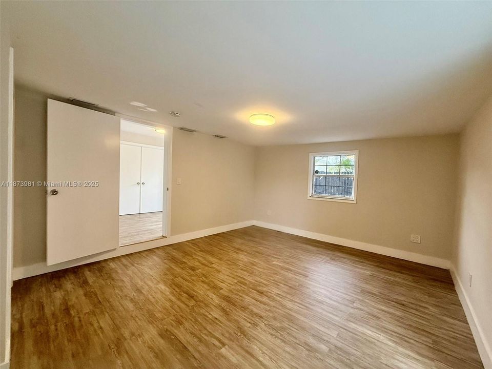 Activo con contrato: $2,800 (3 camas, 1 baños, 893 Pies cuadrados)