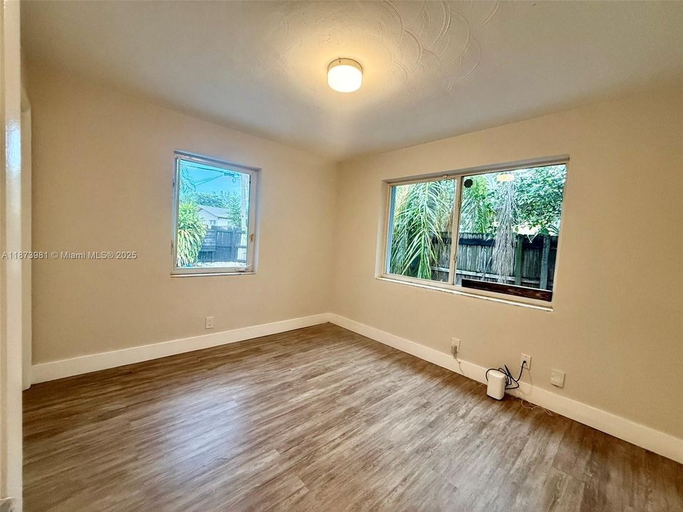 Activo con contrato: $2,800 (3 camas, 1 baños, 893 Pies cuadrados)