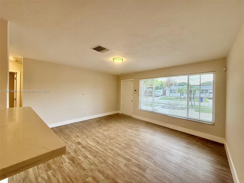 Activo con contrato: $2,800 (3 camas, 1 baños, 893 Pies cuadrados)