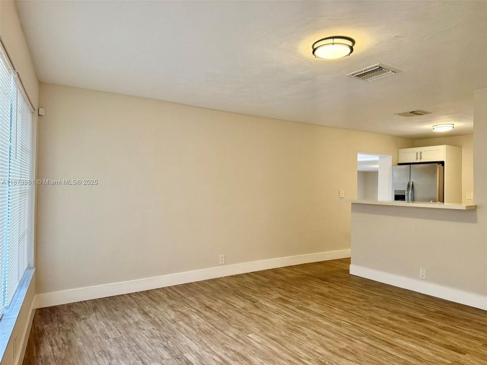 Activo con contrato: $2,800 (3 camas, 1 baños, 893 Pies cuadrados)