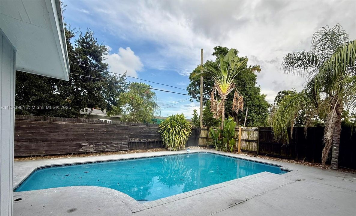 Activo con contrato: $2,800 (3 camas, 1 baños, 893 Pies cuadrados)