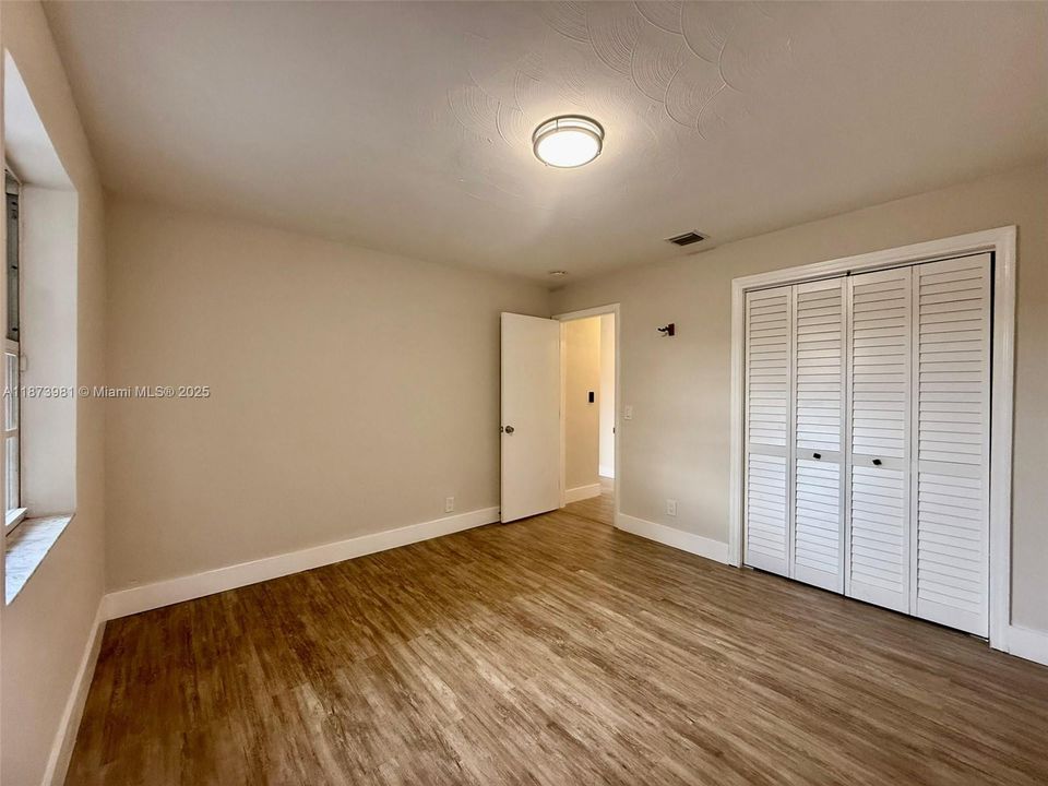 Activo con contrato: $2,800 (3 camas, 1 baños, 893 Pies cuadrados)