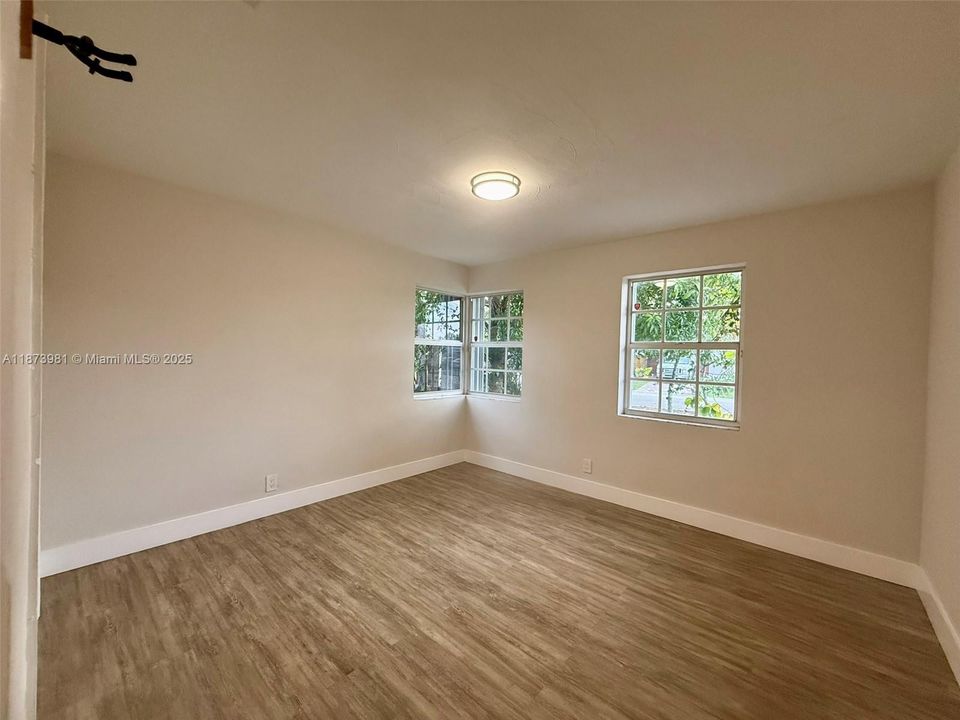 Activo con contrato: $2,800 (3 camas, 1 baños, 893 Pies cuadrados)